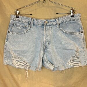 H&M 90’s Boyfriend Shorts. Low Waist. Distressed
